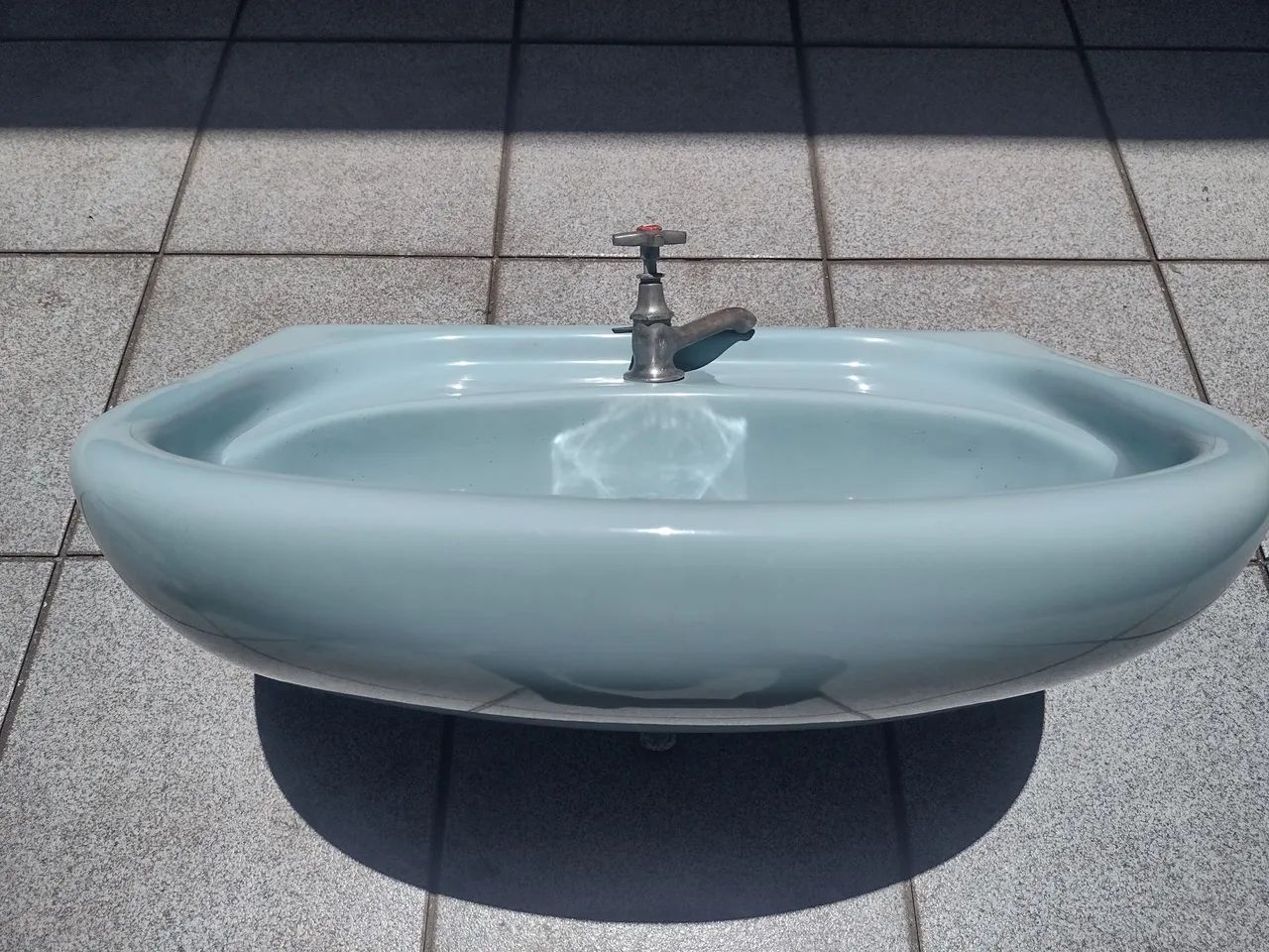 Cuba pia com torneira e ralo de latão antiga sem coluna e ótimo estado 