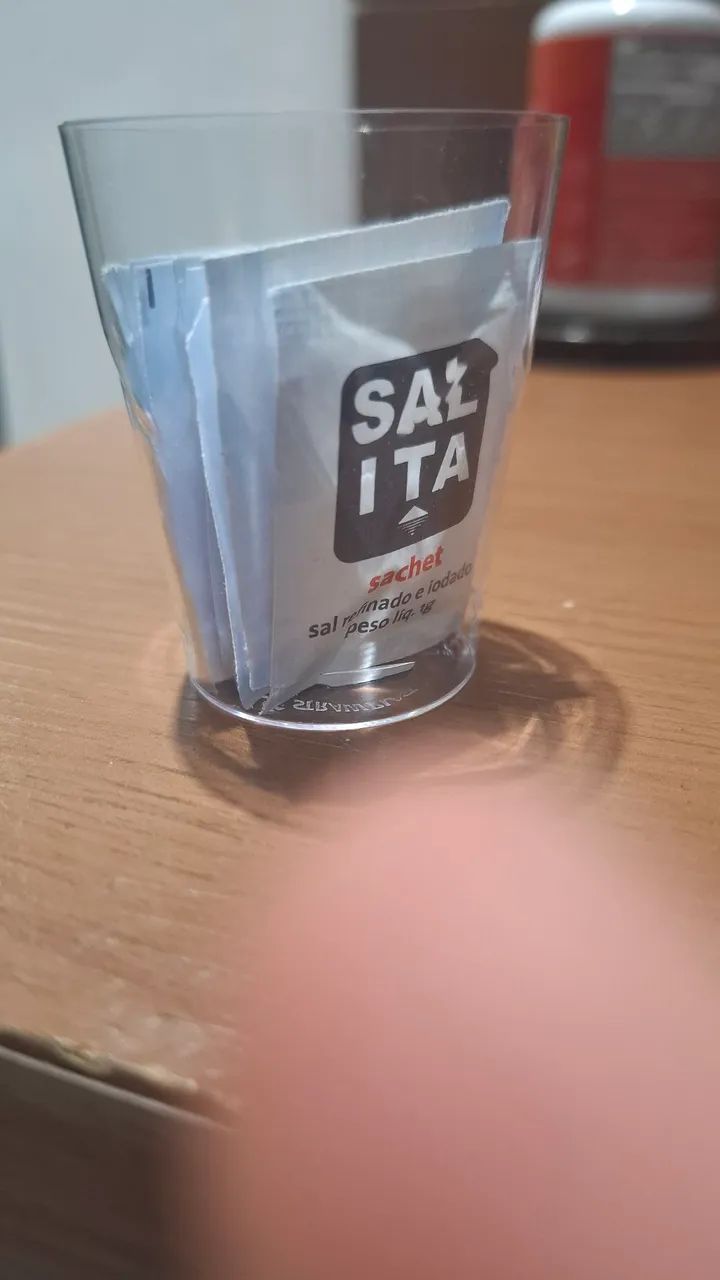 Copinho de plástico cheio de sal semi novo - Foto 2
