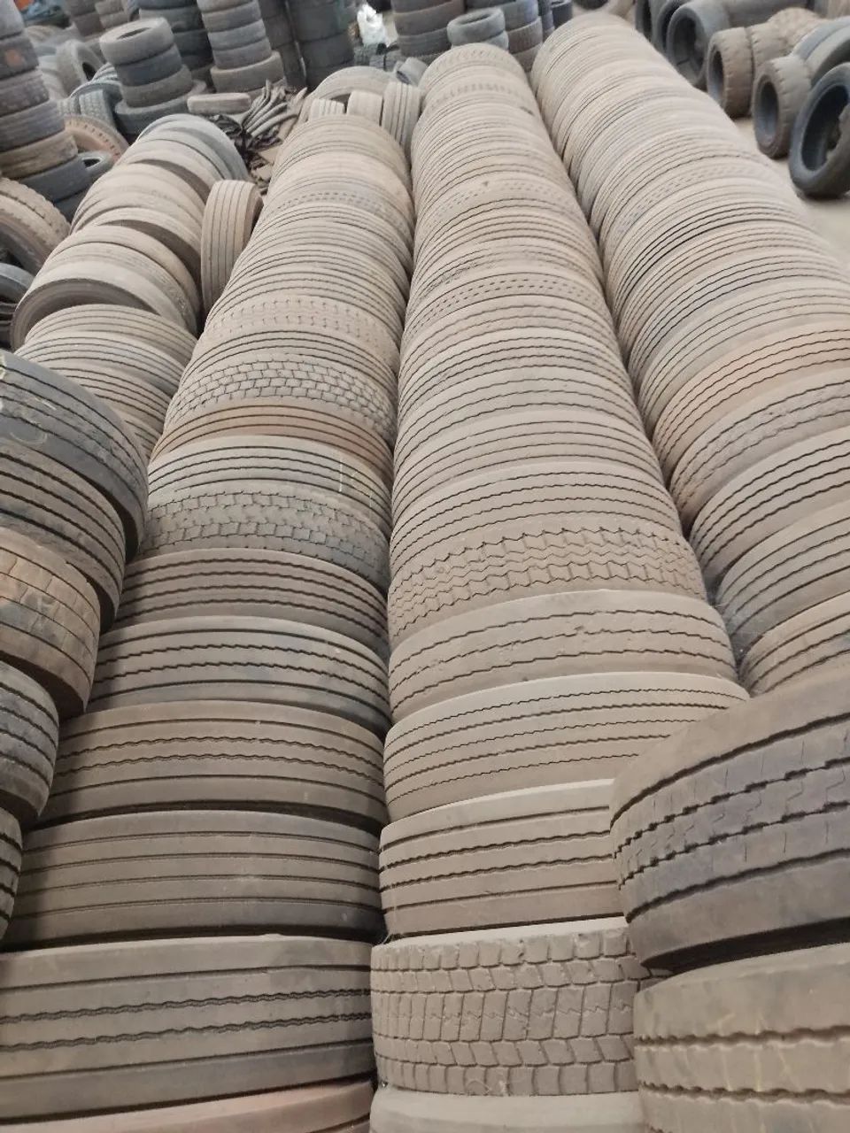 Vende-se lote de pneus 295 e 275 para vulcanização  - Foto 5