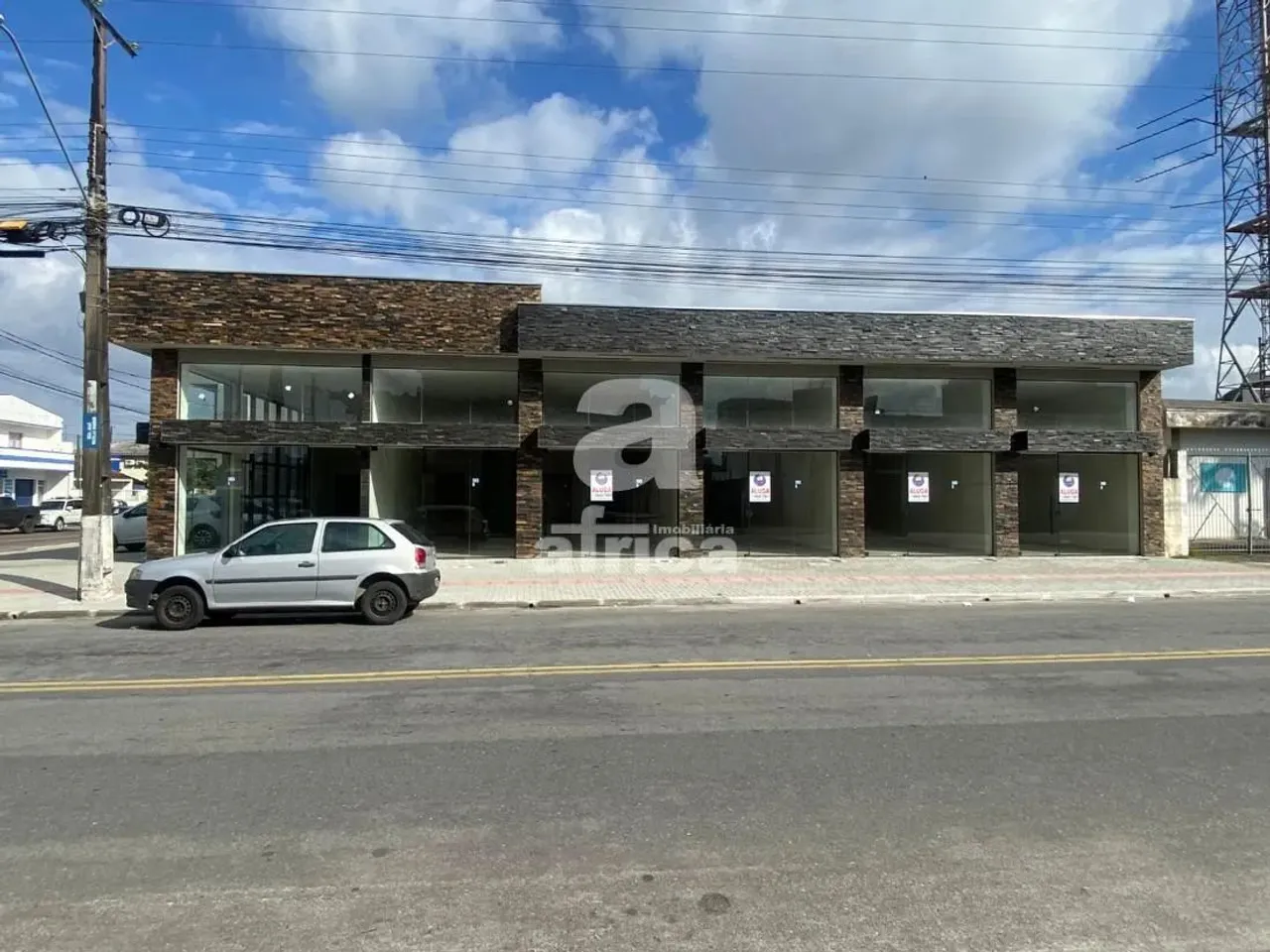 LOJA PARA LOCAÇÃO ANUAL EM GUARATUBA -SALA COMERCIAL, 38,00 M2 ÚTIL, 2 BANHEIROS E ESPAÇO