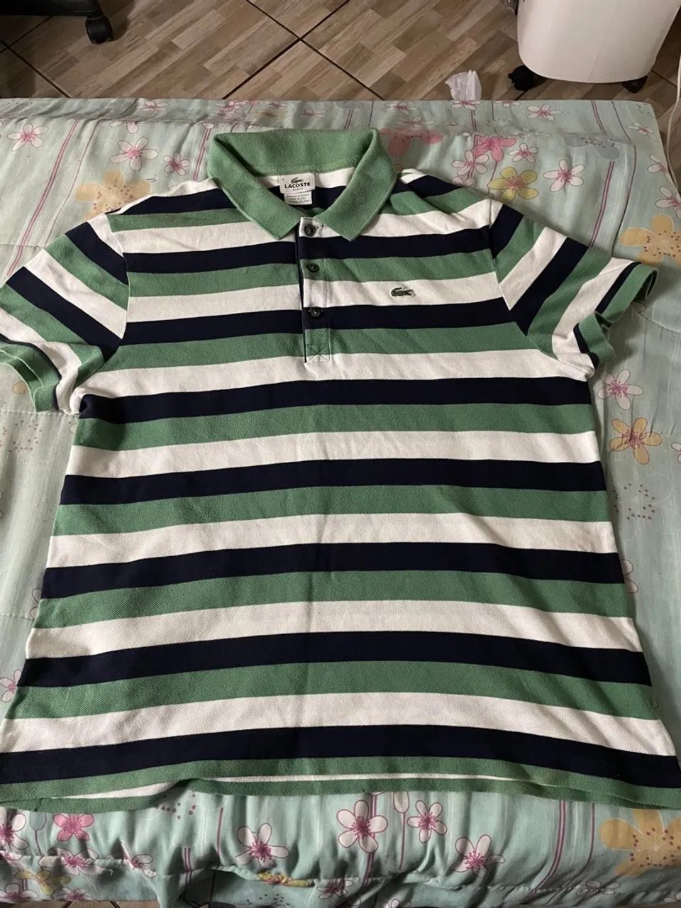 Camiseta Lacoste listrada verde e branca