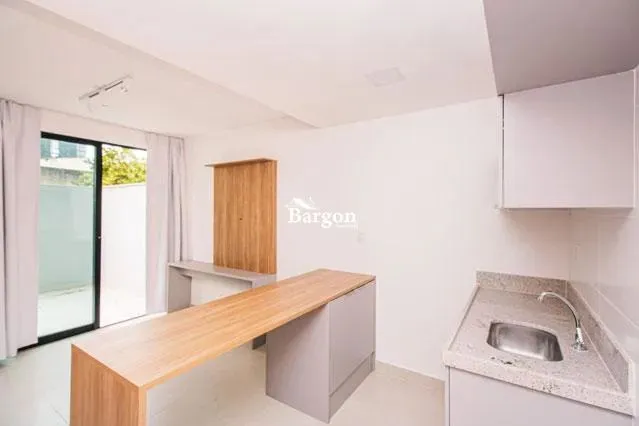 Studio com área externa e 01 vaga de moto disponível para locação no bairro São Mateus em