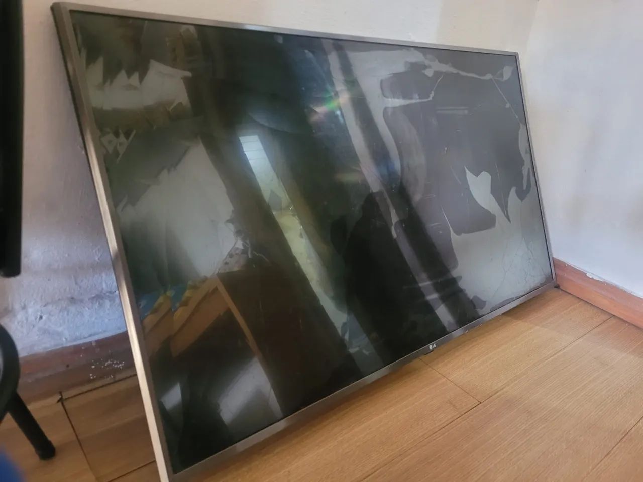 TV LG 49 polegadas com tela quebrada