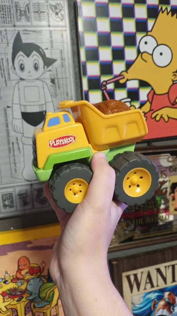 Caminhão Playskool com pedra funcionando
