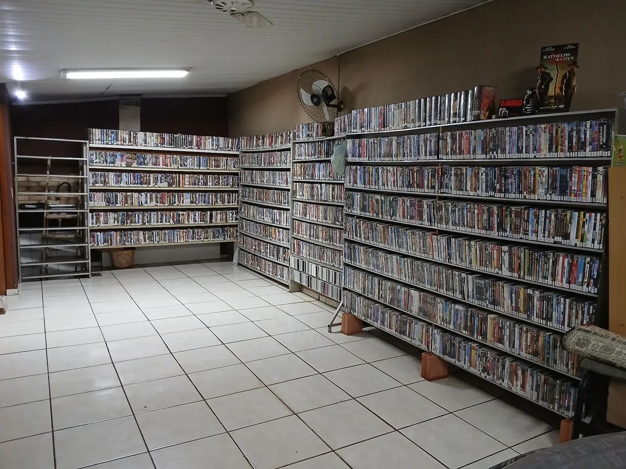 Para os amantes de filmes. Acervo de Locadora 