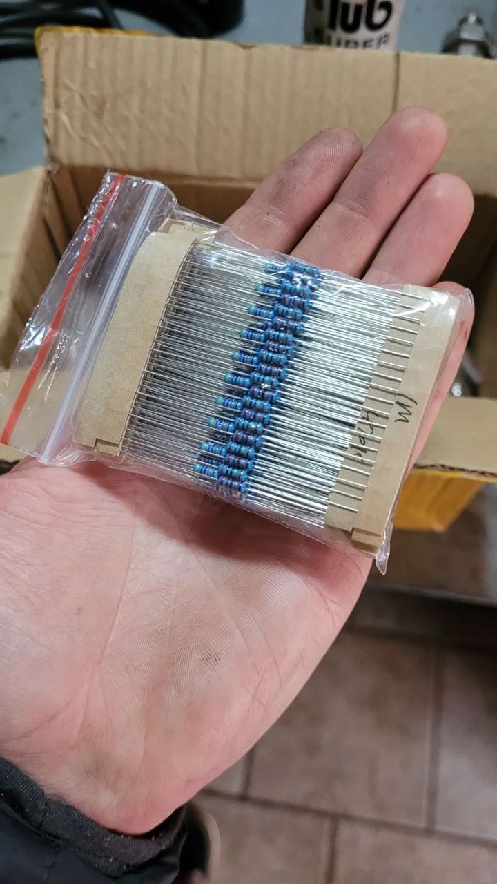 Caixa com 17 pacotes de resistor 1/4W 600 resistores cada pacote - Foto 2