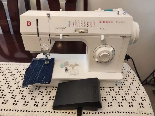 Maquina de Costura Singer Facilita 2868C, em ótimo estado, bem regulada, semi nova é pegar