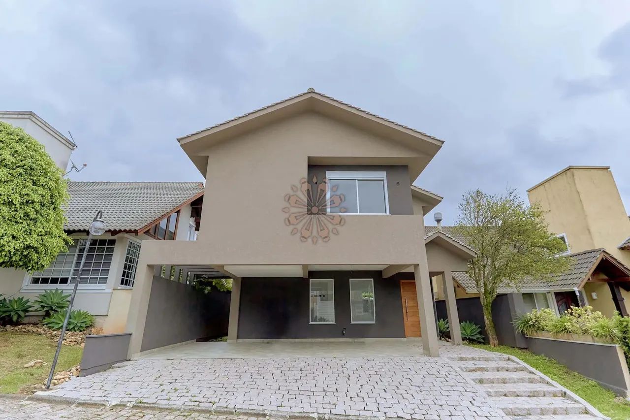 Casa a venda em Condomínio Santa Felicidade, com 4 quartos sendo 2 suítes e 1 demi suíte!