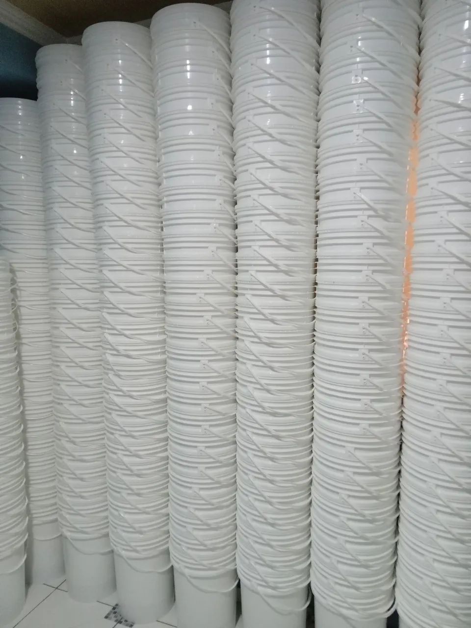 Baldes Vazio branco e cinza 22 litros  - Foto 3