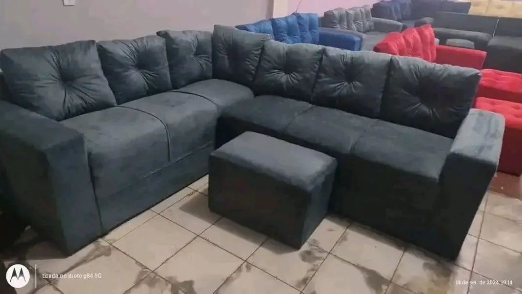 Sofá de canto vermelho com puff - Foto 3