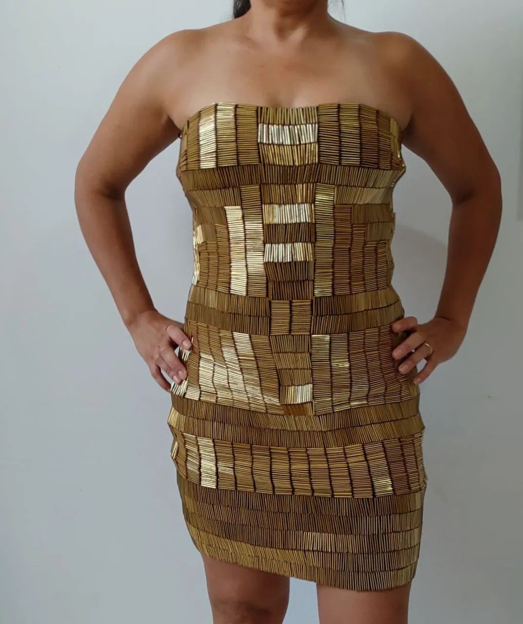 Vestido Dourado com Detalhes - Foto 2