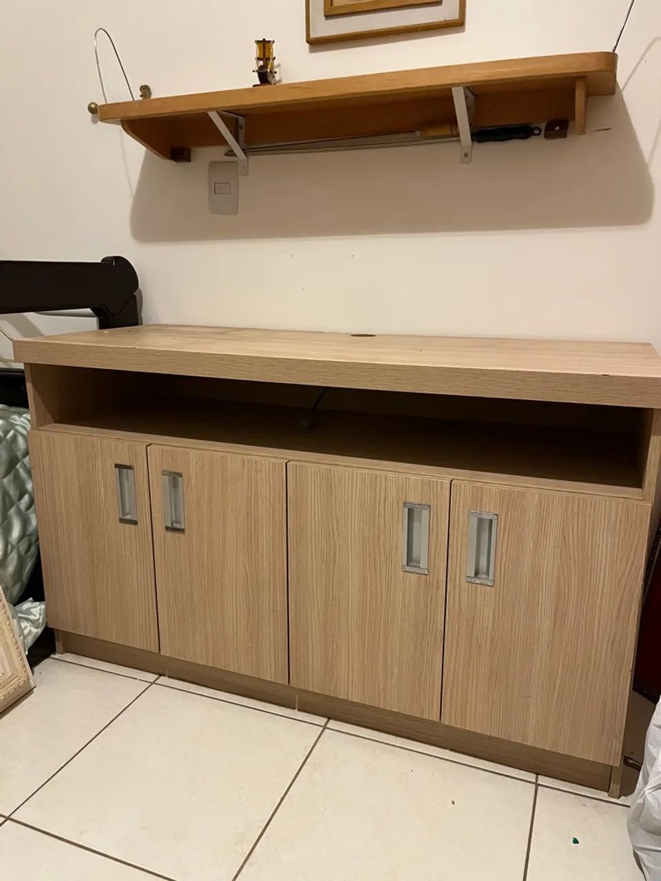 Rack de TV Amadeirado com Armazenamento