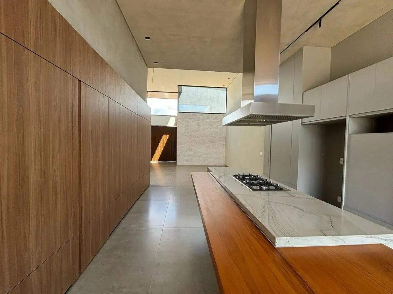 CASA LINEAR COM 4 SUITES E PISCINA AQUECIDA COM CASCATA. - Foto 3