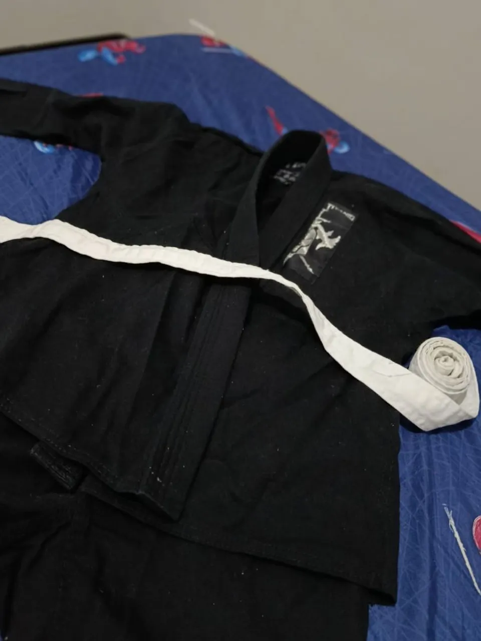 Kimono de Jiu-Jitsu Preto com Faixa Branca