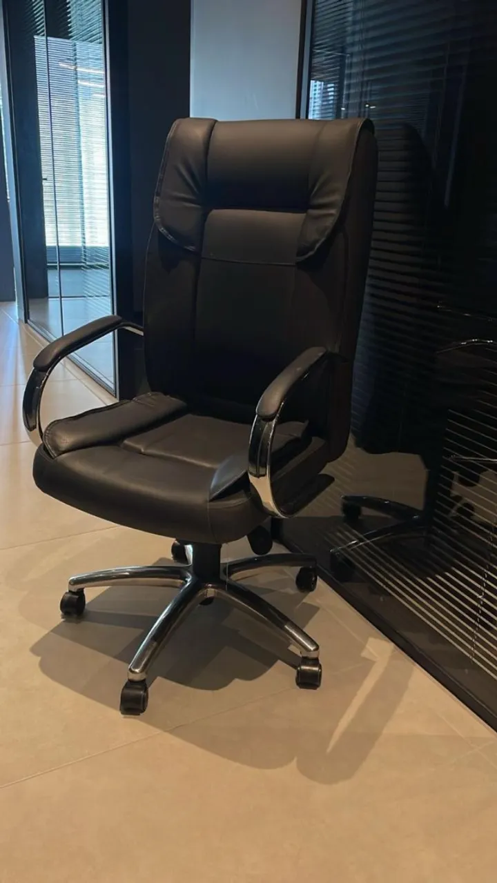 Cadeira Executiva Giratória - Conforto e Estilo por um Preço Especial!