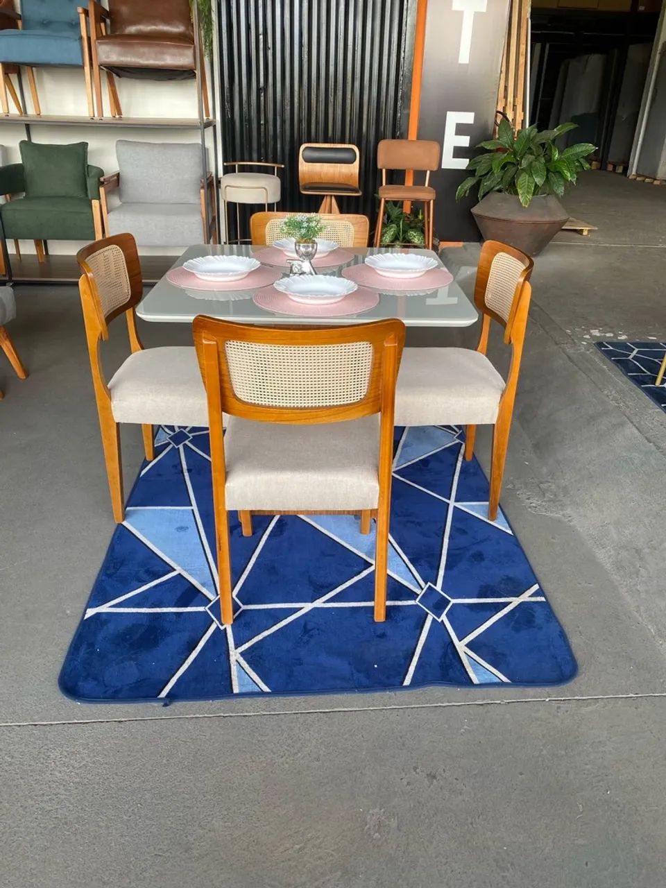 CONJUNTO MESA PRADA COM CADEIRAS ALASCA 