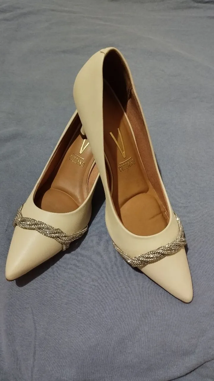 Scarpin Vizzano Bege com Detalhes em Strass