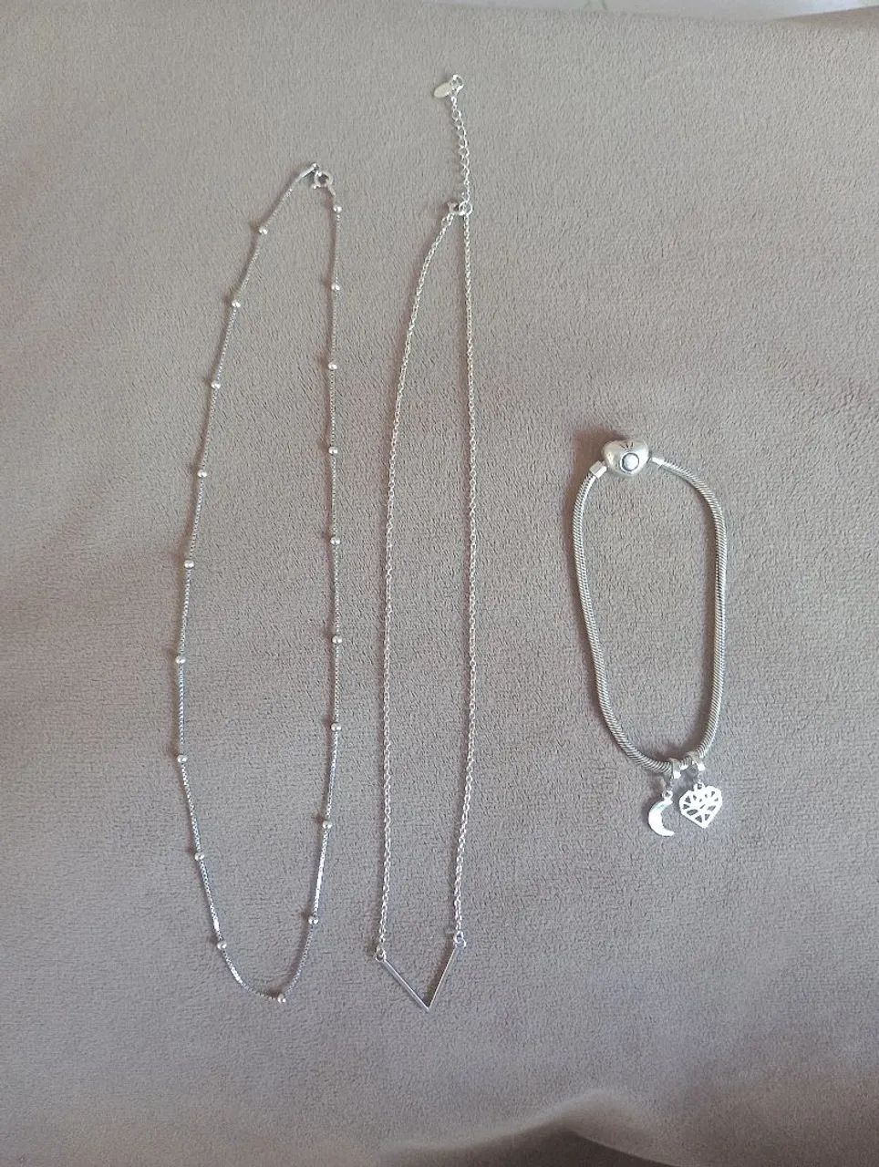 2 Colares Femininos em Prata e uma pulseira pandora. - Foto 3