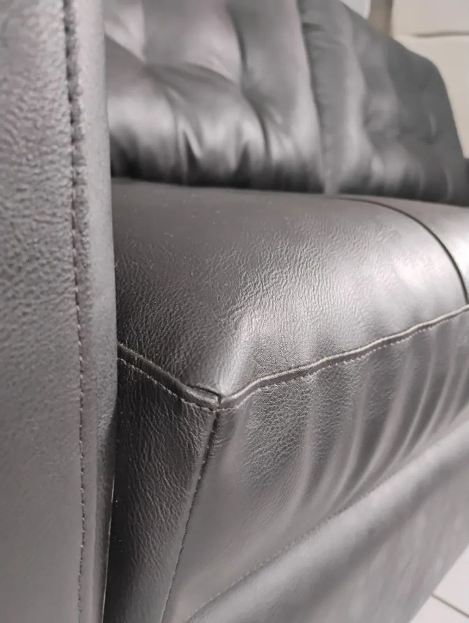 Sofá Living Veneza 3 Lugares Preto Couro - Foto 3