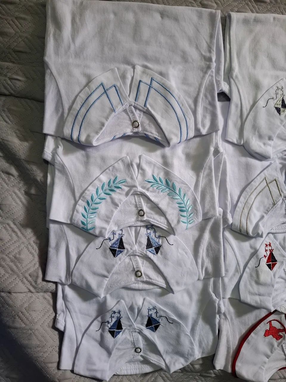Kit Body Gola Bordada Menino/Saída Maternidade - Foto 5
