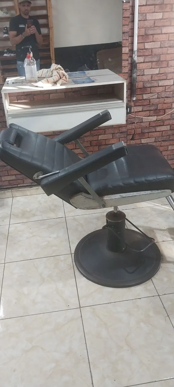 Vendo Cadeira de Barbeiro Profissional - Estilo e Conforto