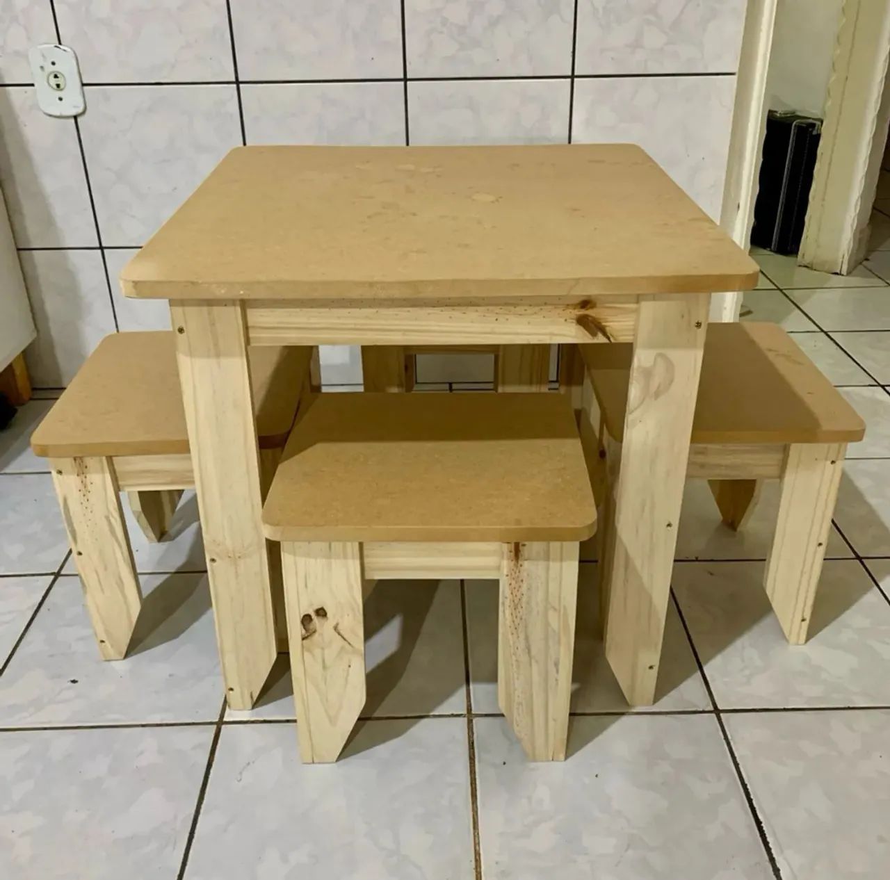 Aluguel - Conjunto de Mesa Infantil 