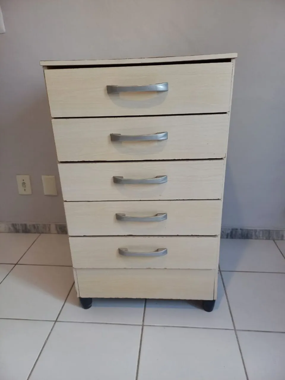 Cômoda com 5 gavetas - Organização e estilo!