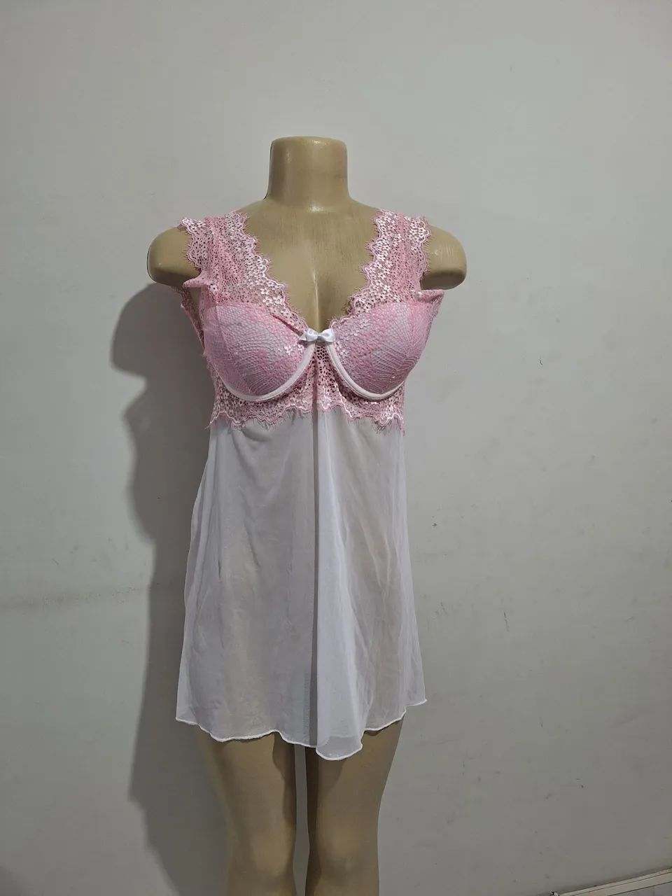 Camisola sensual com detalhes em renda rosa
