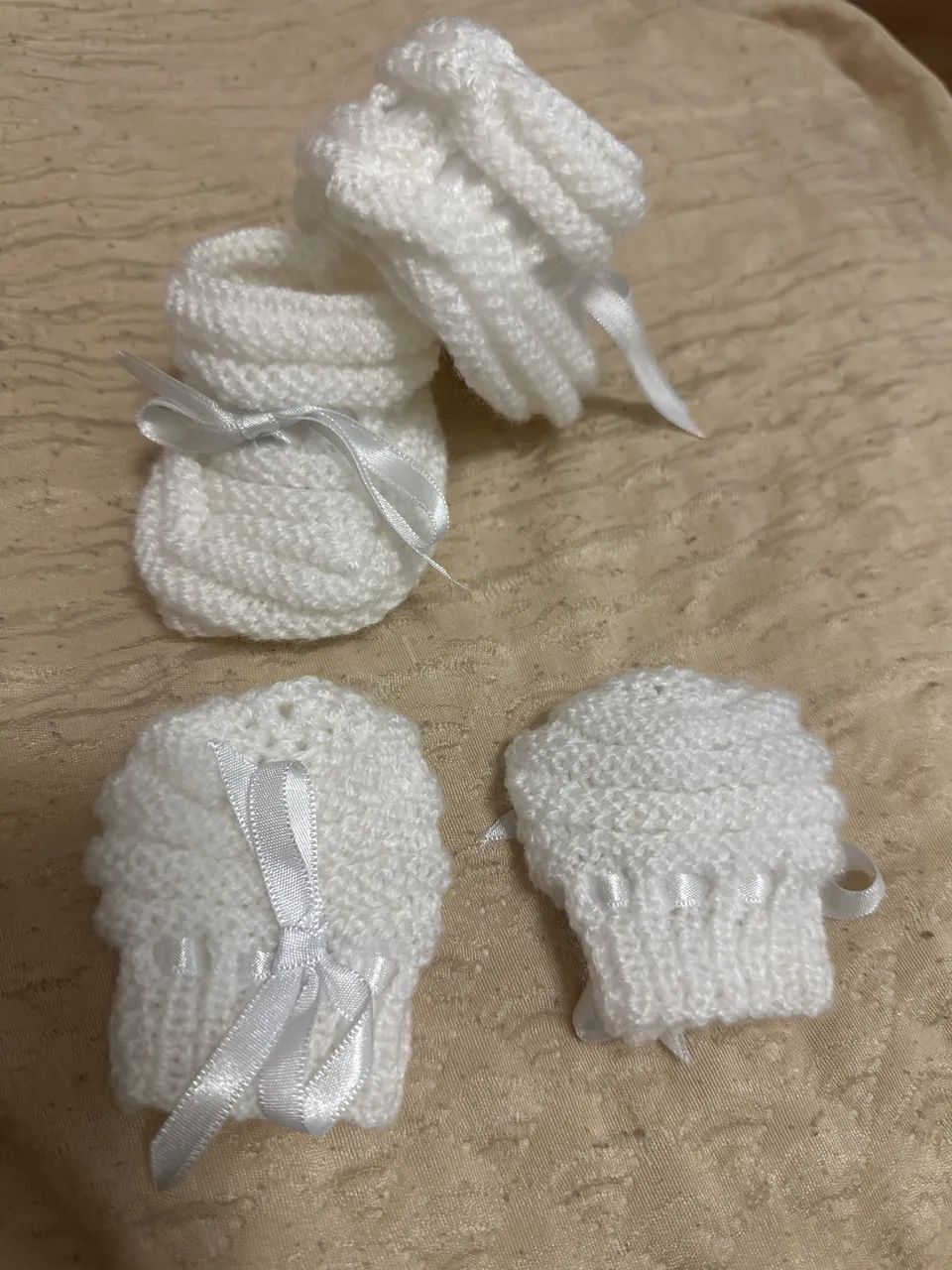 Conjunto de sapatinho e luvinha branco 0 a 6 meses  - Foto 4