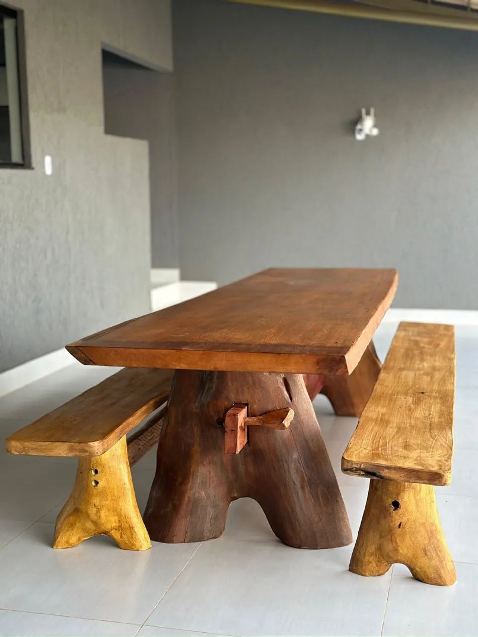 Mesa de Jantar Rústica de Madeira Maciça com Bancos - Foto 2