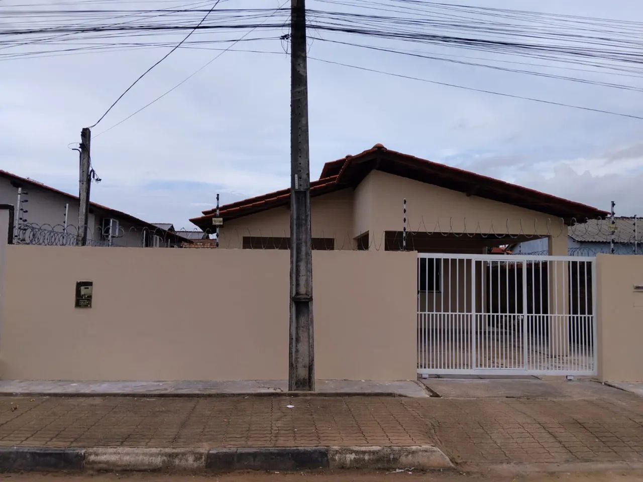 ALUGA-SE CASA NO CIDADE SATÉLITE 