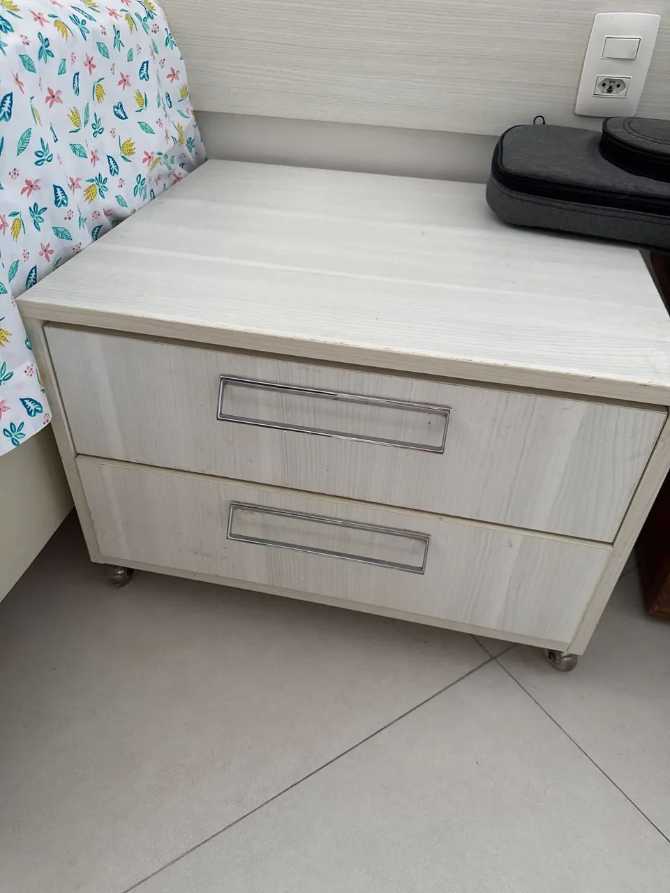 Mesinha de cabeceira