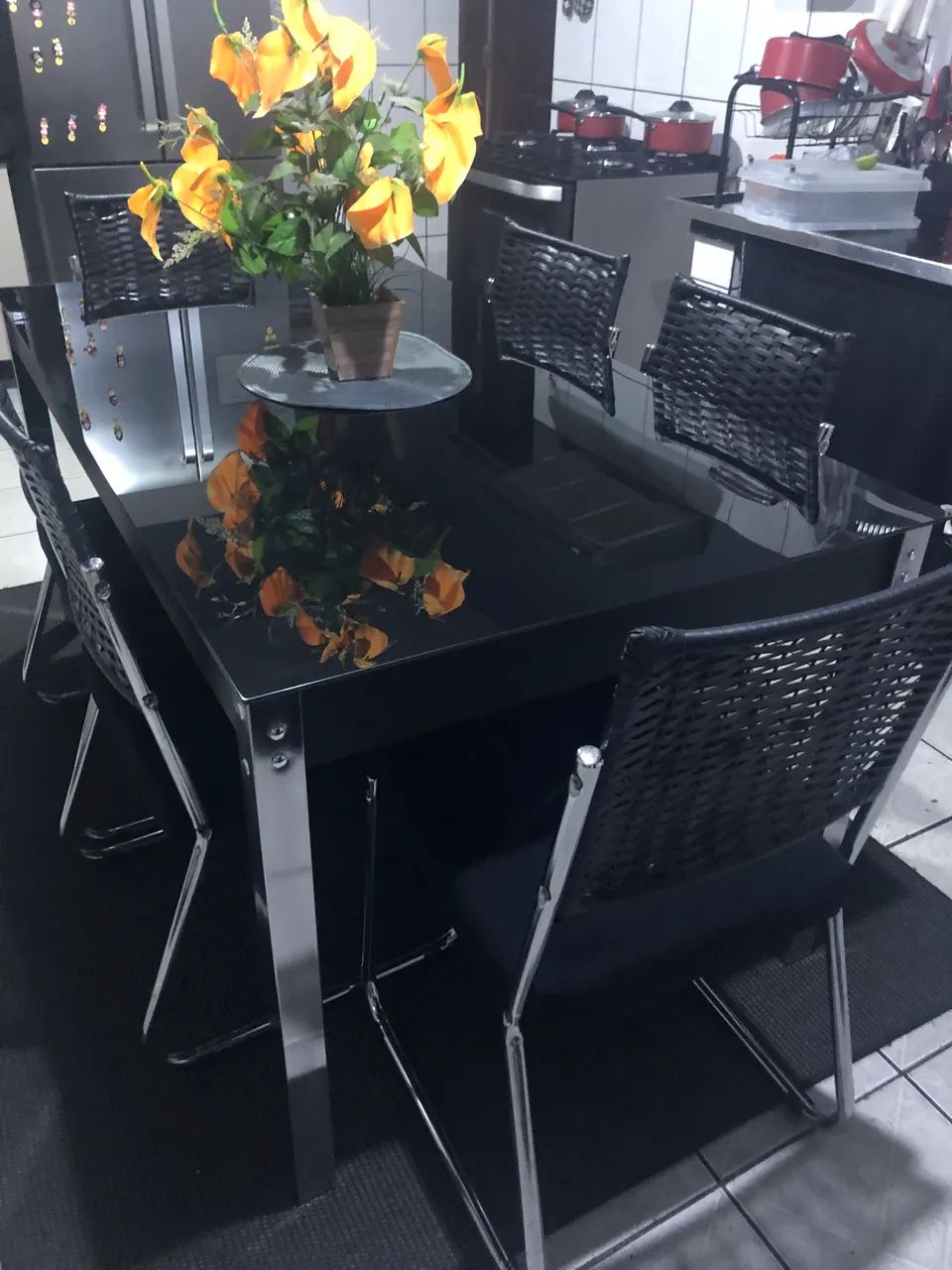 Mesa de jantar com tampo de vidro 