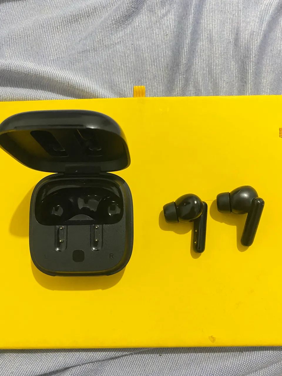 Fone Bluetooth QCY Preto com Case de Carregamento