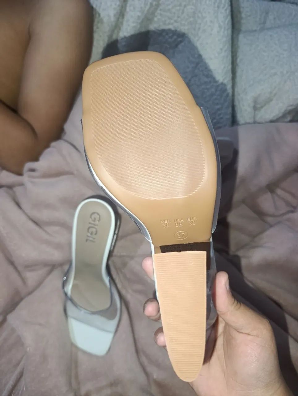 Vende-se sandália nunca usada  - Foto 3