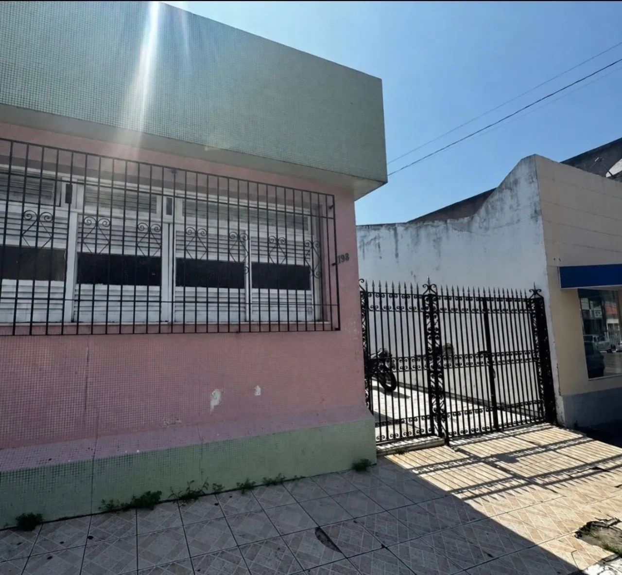 CASA EM RUA PÚBLICA - CIRURGIA