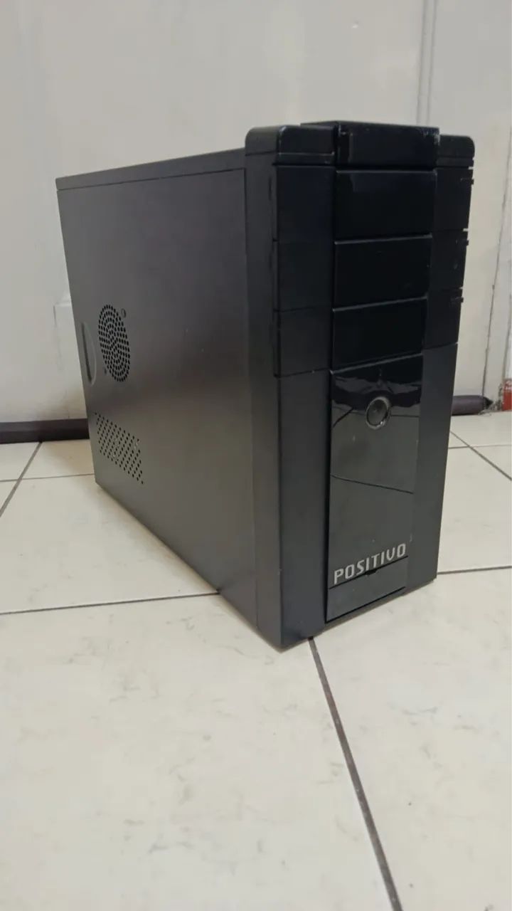 Computador com 2 teclados e mouse