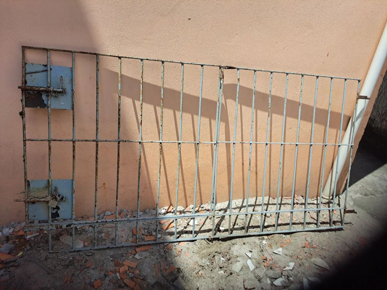 Grade e porta de ferro 