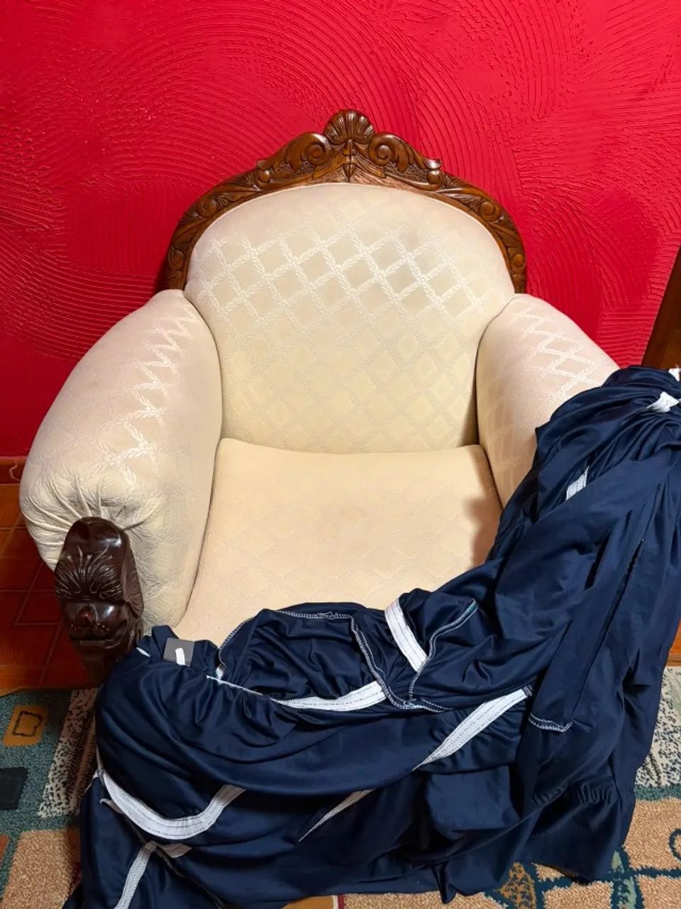 Conjunto de sofá de 3 lugares e poltrona (moveis antigos em madeira) - Foto 3