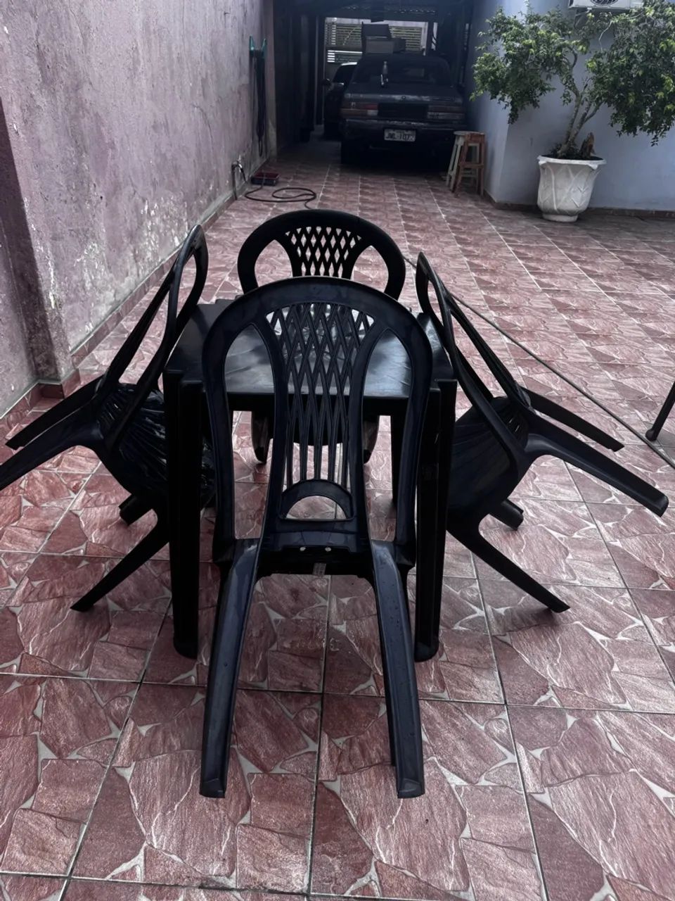 Jogo de mesa com quatro cadeiras de plásticos na cor pretas - Foto 2