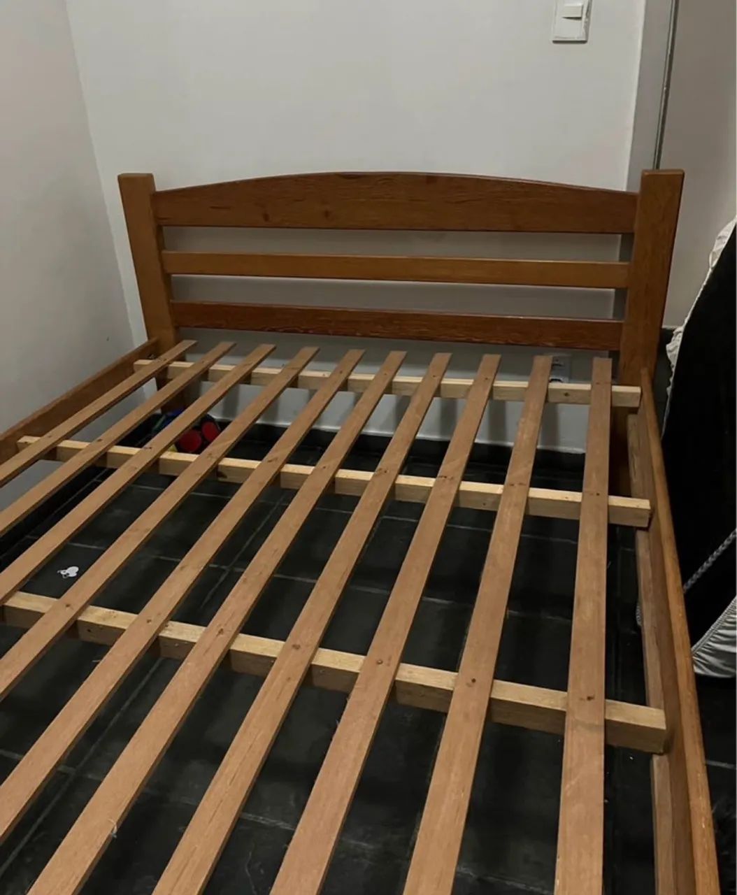 Cama de casal de madeira
