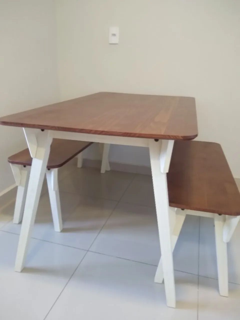Mesa de Madeira Pinus com 2 Bancos - Foto 3