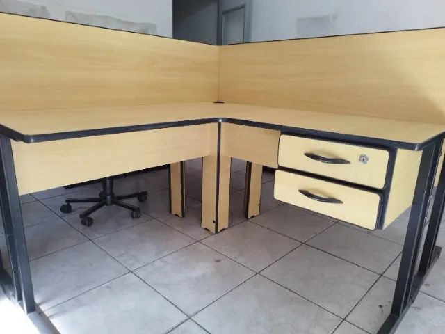 Conjunto com 04 mesas de escritorio / estação de trabalho