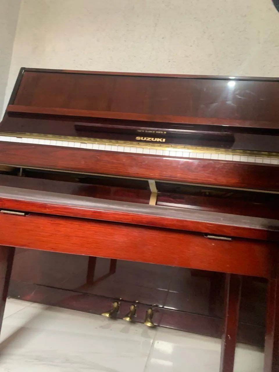 vendo piano vertical da marca Suzuki - Foto 2
