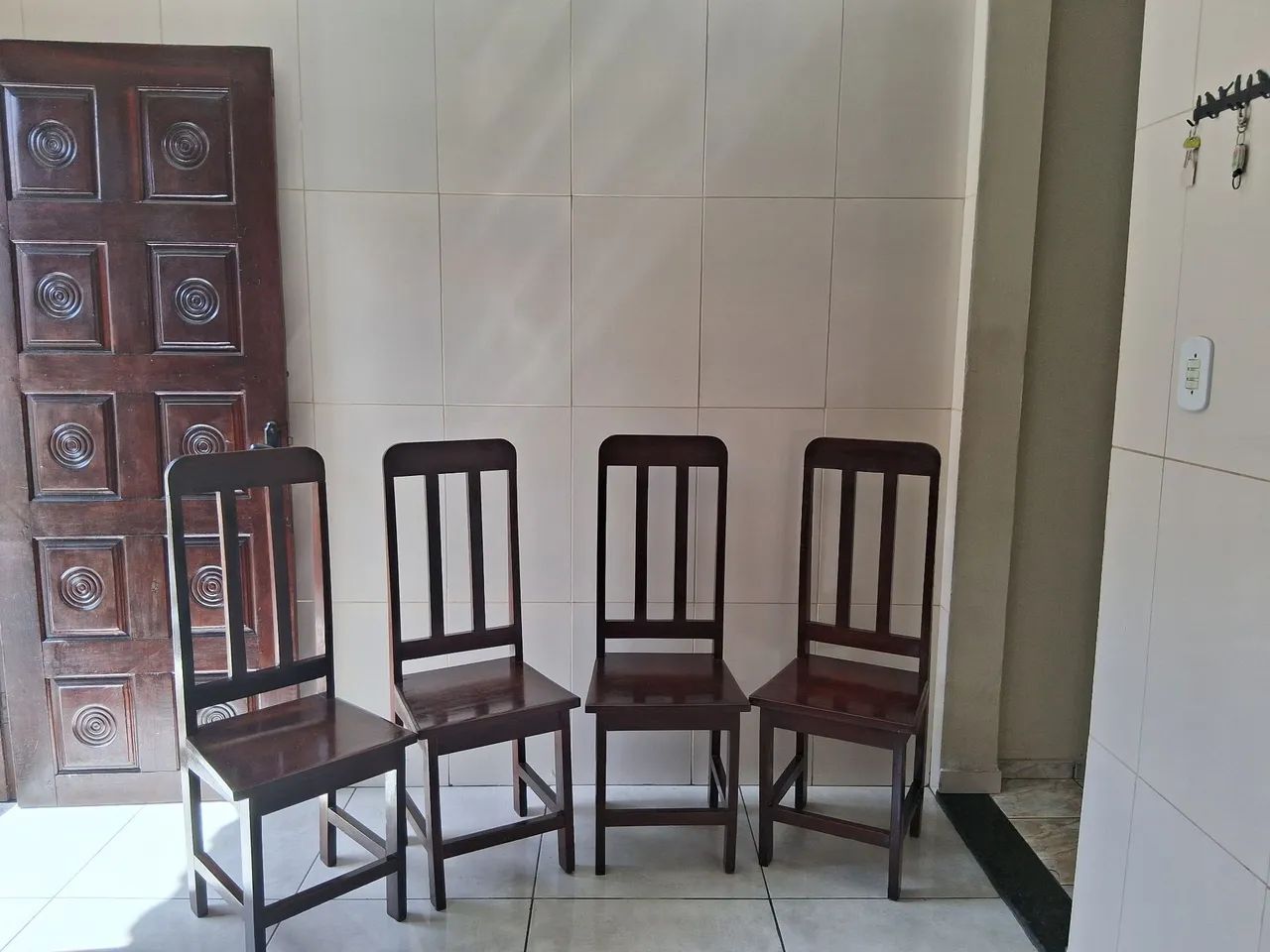 4 Cadeiras  madeira (100 a unidade) - Foto 5
