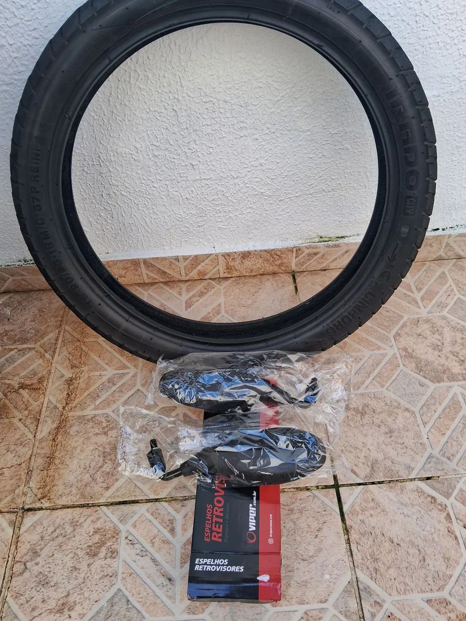 Pneu e retrovisor 