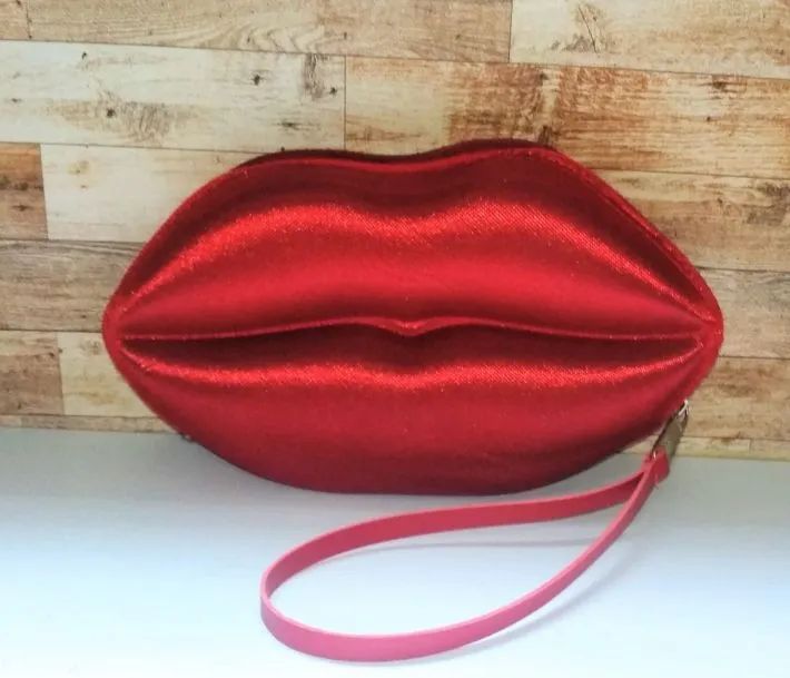 Necessárie Boca Vermelha Avon