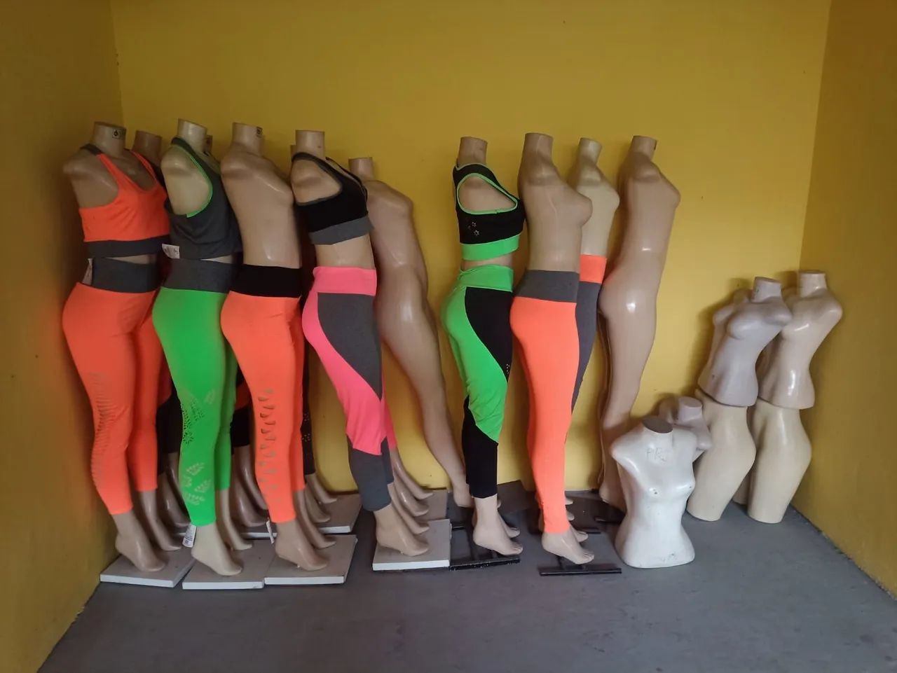 Vendo Manequins ja vão com os pés 