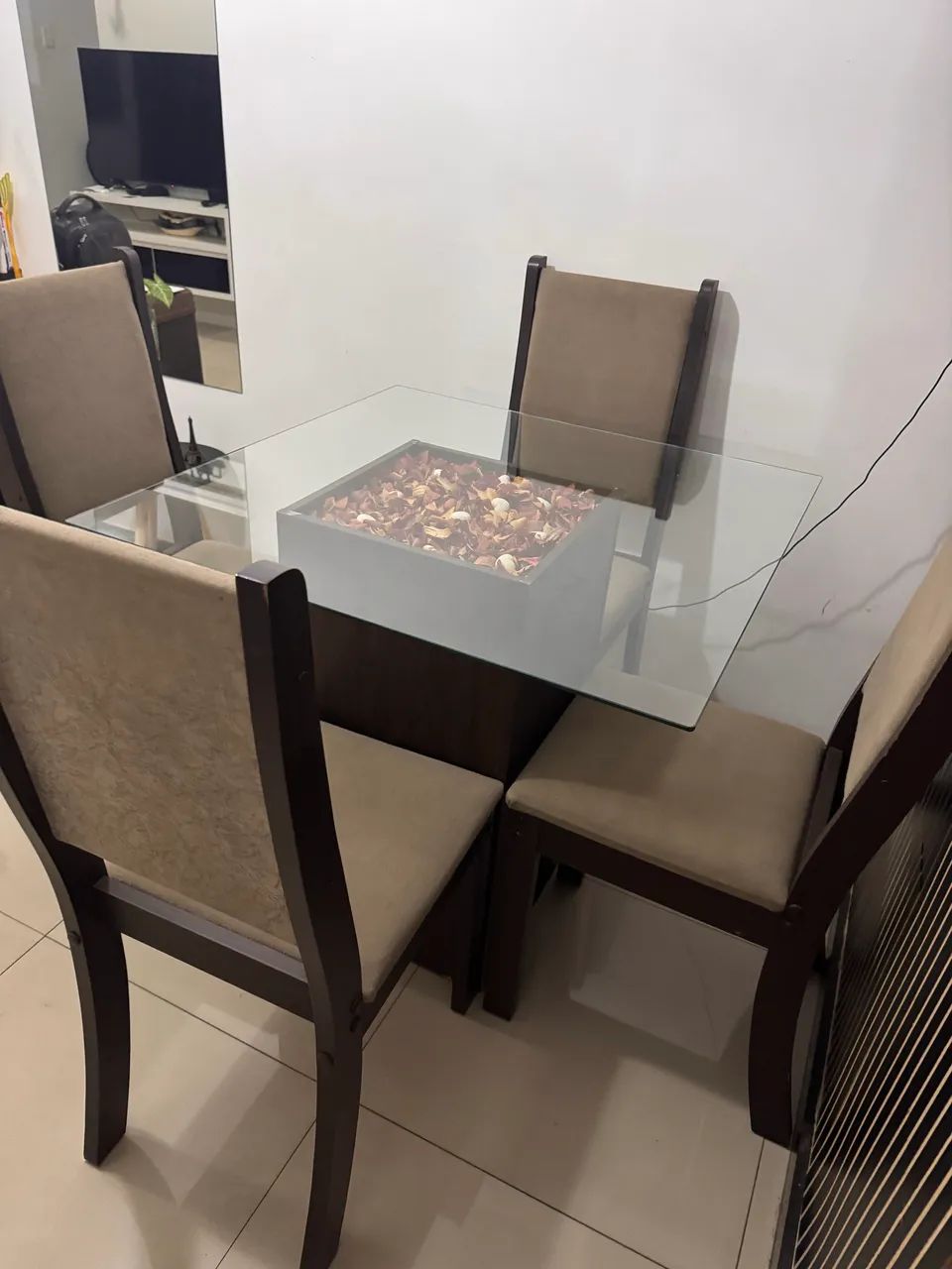 Mesa de jantar 4 lugares com tampo de vidro e pe de mdf - Foto 3