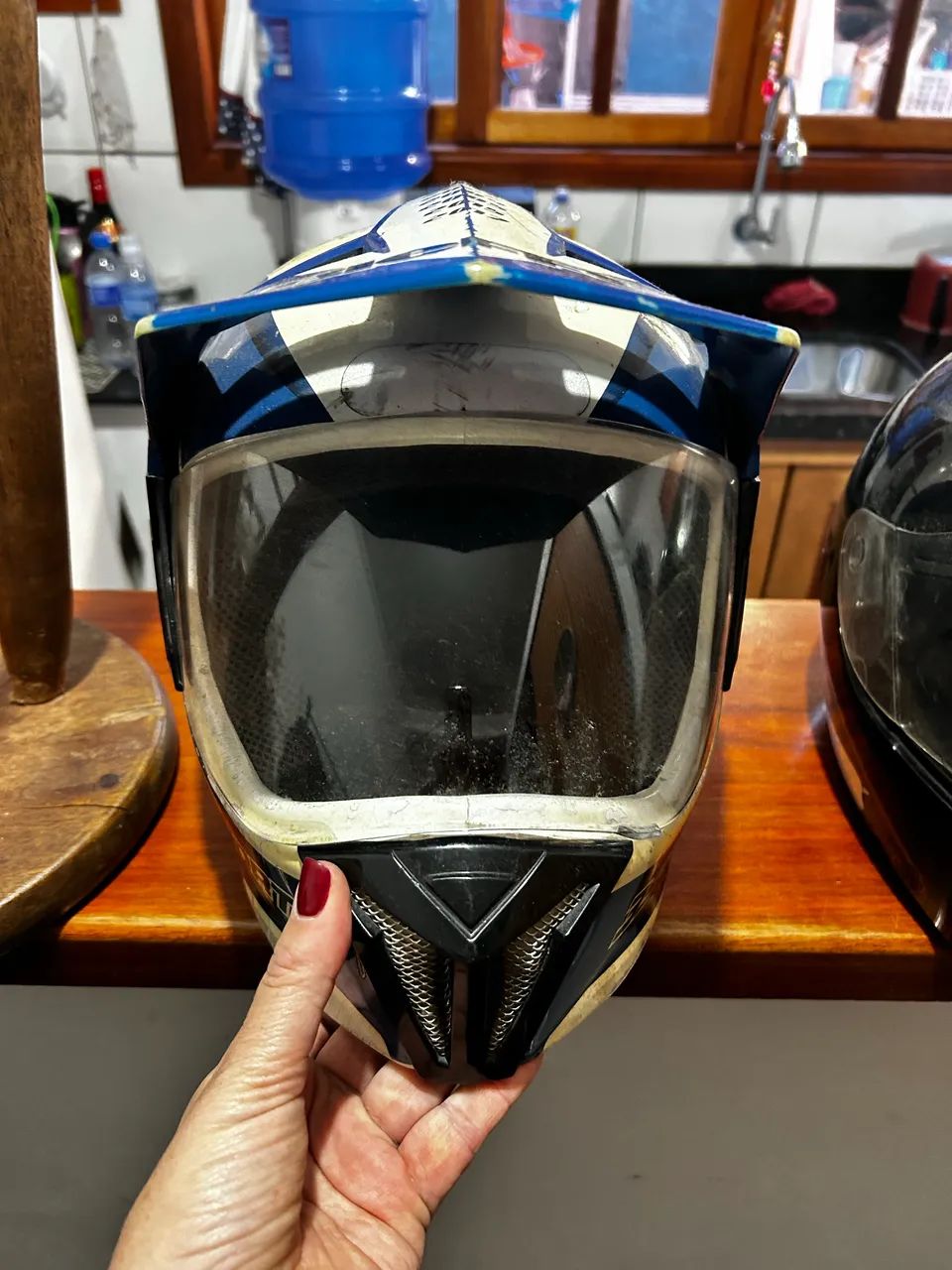 Capacetes preto e  1 azul.
